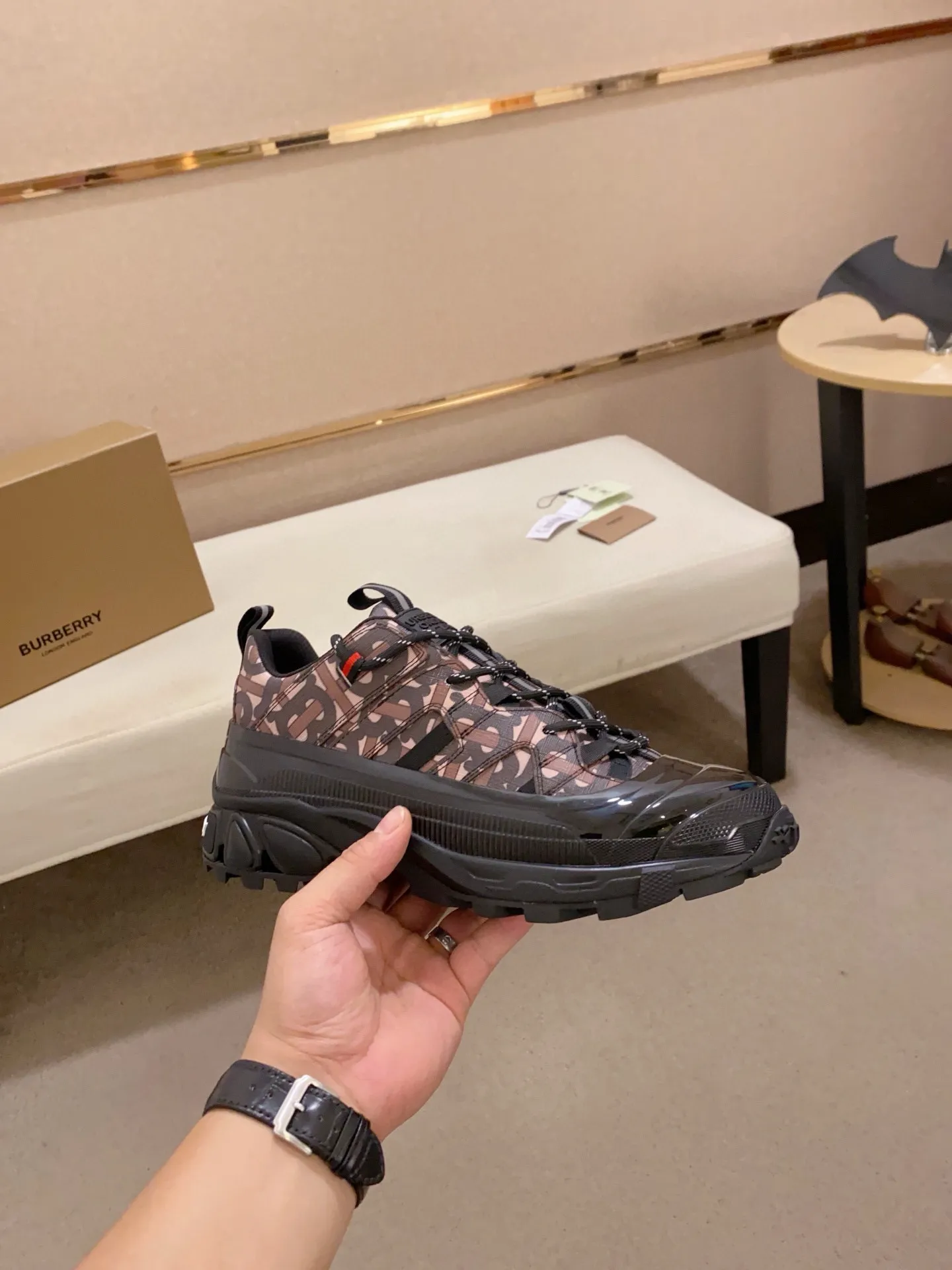 Men's shoes 💰: 640💰🇮🇹🇮🇹BURBERRY's top purchasing agents are available simultaneously at the counter. 🔍🔍Synchronized sales. Positive code number: 38-46. Italian imported cowhide, fully imported sheepskin lining, sole: original sole provided by the original factory, exclusive movable molded sole, super comfortable, original factory follow-up goods, 🔍🔍high quality, you can enter and exit the counter at will, welcome to compare